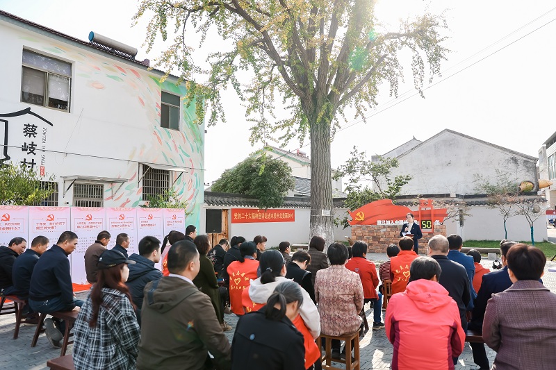 11月4日，天寧區鄭陸鎮豐北村初心廣場百年銀杏樹下，全鎮首場“理論巴士”宣講正式開啟。“鄭說理響”理論宣講員、豐北村黨委書記劉宇面向村民宣講黨的二十大精神。